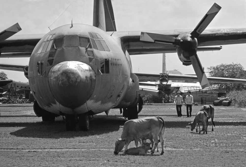 Máy bay C-130 tại “nghĩa địa” máy bay ở sân bay Tân Sơn Nhất, TP HCM năm 1985. Sau khi chiến tranh kết thúc, nhiều chiếc máy bay Mỹ đã bị bỏ lại và không được sử dụng nữa. Ảnh: Philip Jones Griffiths.