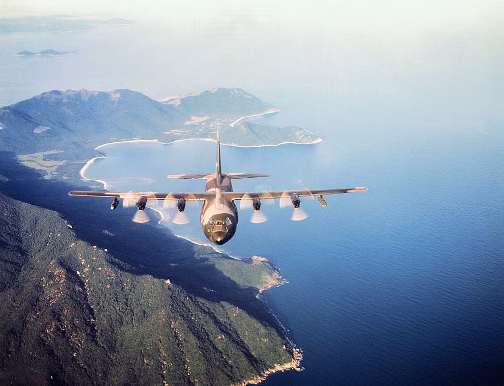 Một chiếc C-130 bay dọc bờ biển Nam Trung Bộ trong nhiệm vụ tiếp tế, 1968. Ảnh: Bettmann/CORBIS.