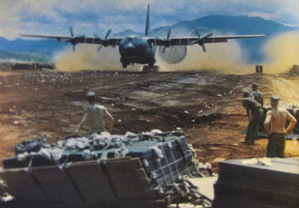 Máy bay vận tải C-130 tung dù hãm khi hạ cánh xuống đường băng dã chiến ở Khe Sanh, Quảng Trị năm 1967.