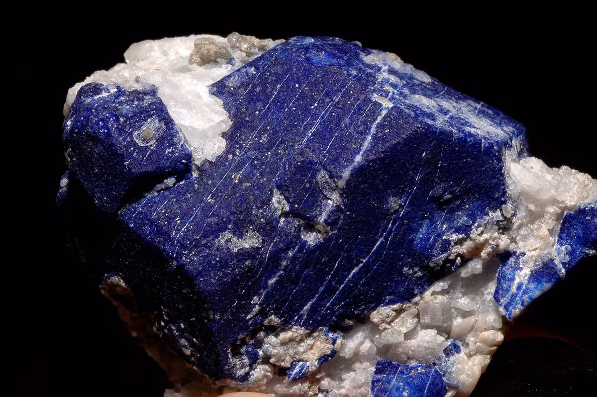 Lazurite là một sunfat aluminosilicat canxi, natri màu lam đậm. Khoáng vật này là thành phần chủ yếu trong các loại đá lapis lazuli hay ngọc lưu ly, một trong những loại đá quý phổ biến nhất thế giới.