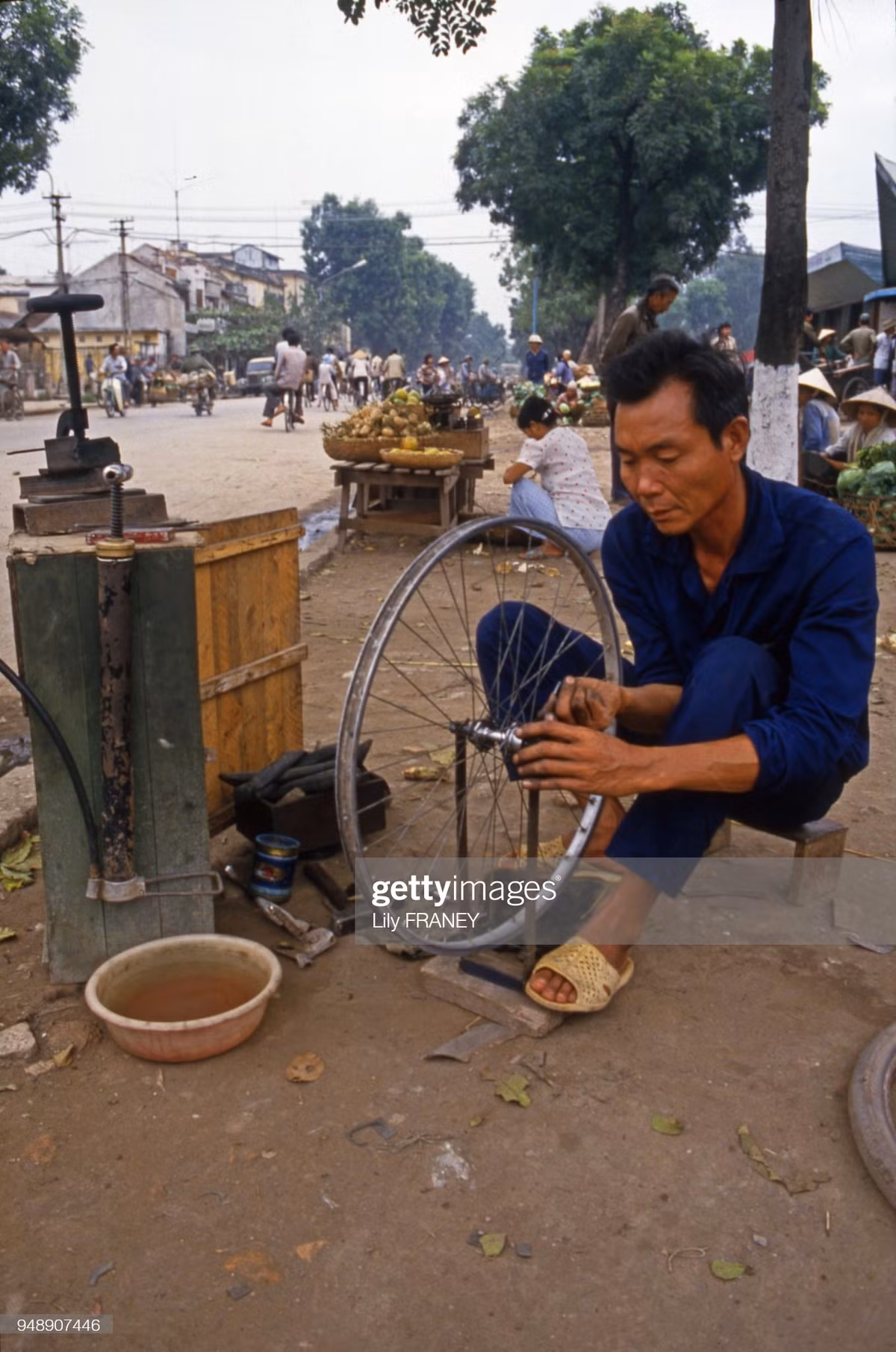 Sửa xe đạp, nghề thịnh hành ở Hà Nội một thời.