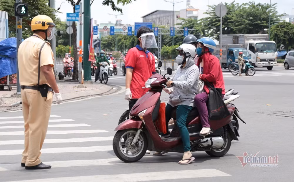 Theo quan sát, hầu hết người dân ra đường là những shipper nên đều có giấy tờ đi đường nên được qua chốt Phan Văn Trị (quận Bình Thạnh) vì có lý do chính đáng.