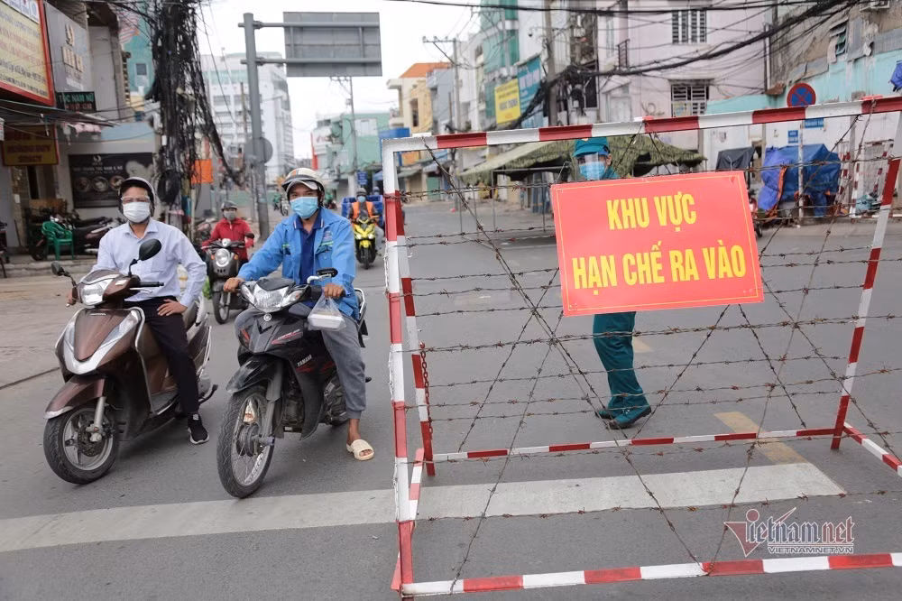 Các phương tiện qua lại thuận lợi tại chốt kiểm soát đường Lê Quang Định