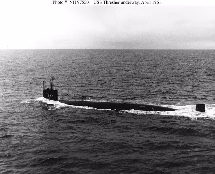 Vào sáng ngày định mệnh, Thresher tiến hành diễn tập ngoài khơi bờ biển Cape Cod. Lúc 9h13, USS Skylark, một tàu khác tham gia cuộc tập trận, nhận được thông báo từ Thresher rằng con tàu này đang gặp sự cố kỹ thuật nhỏ.