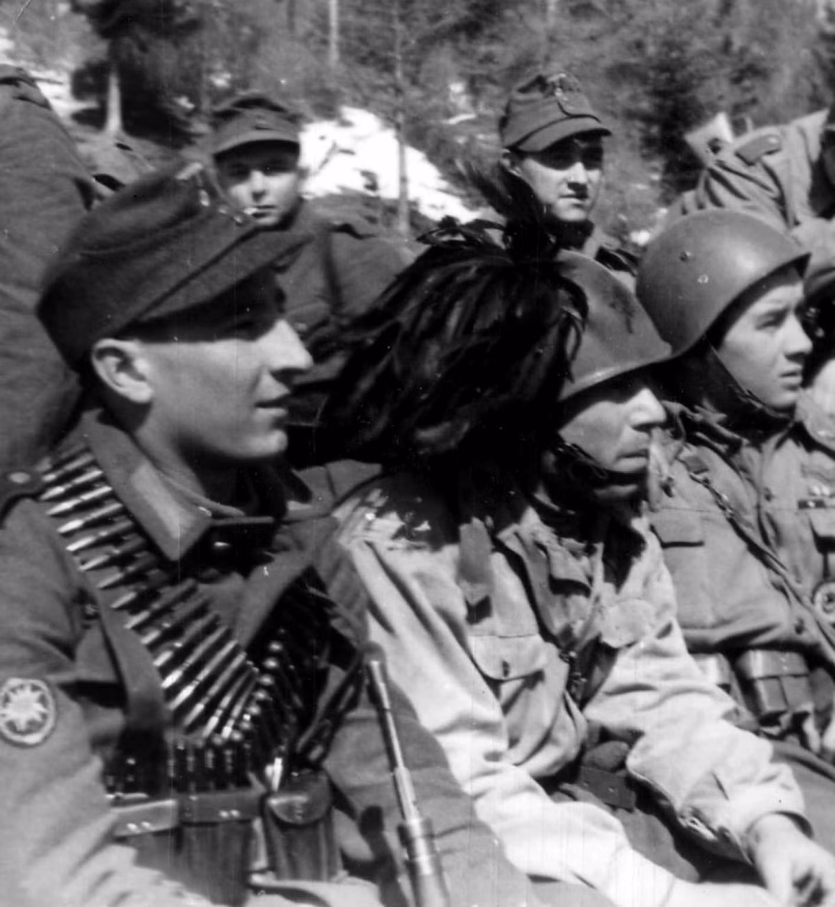 Dù vậy, Hitler đã phớt lờ ý kiến của Mussolini để tiếp tục chinh phạt châu Âu. Điều này khiến Mussolini không thể ngồi yên. Và trùm phát xít Italia đã phát động cuộc xâm lược nhằm vào Nam Tư và Hy Lạp...