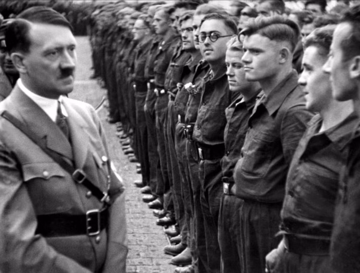 Vào thời điểm đó, quân Đức đã chiếm Sudetenland và Ba Lan. Nếu đội quân của Hitler chiếm Pháp và ép Anh về phía trung lập, hoặc tệ hơn là đánh bại Anh, thì nước Đức sẽ thống trị châu Âu.