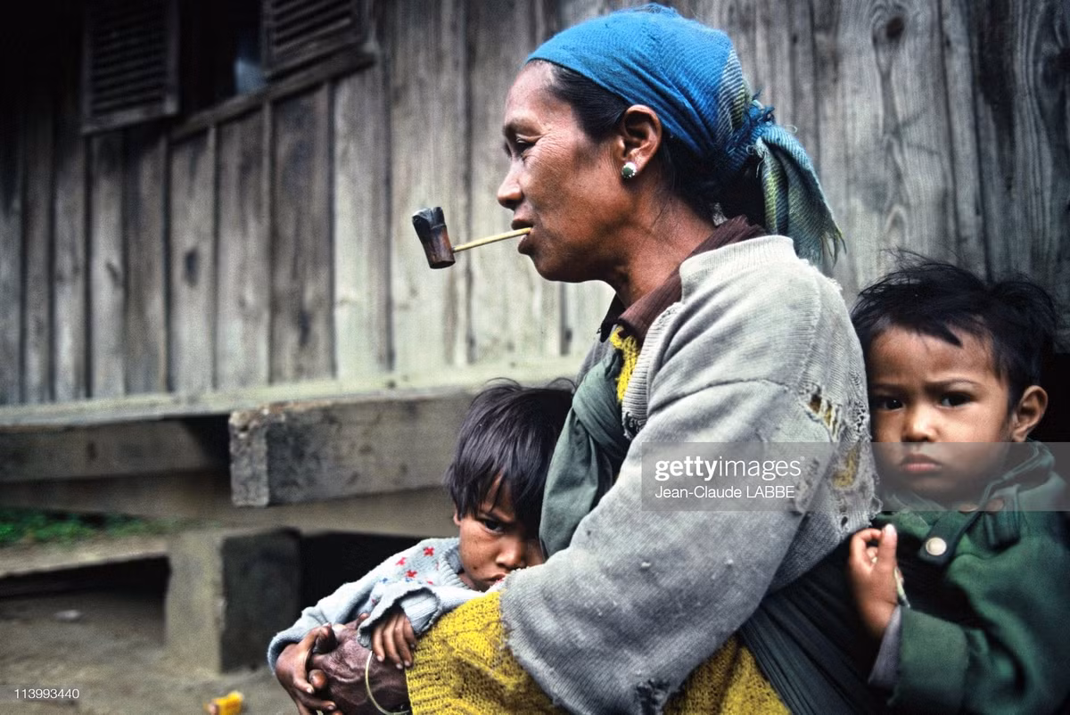 Bà mẹ và trẻ em đồng bào dân tộc thiểu số tại một bản gần Đà Lạt.