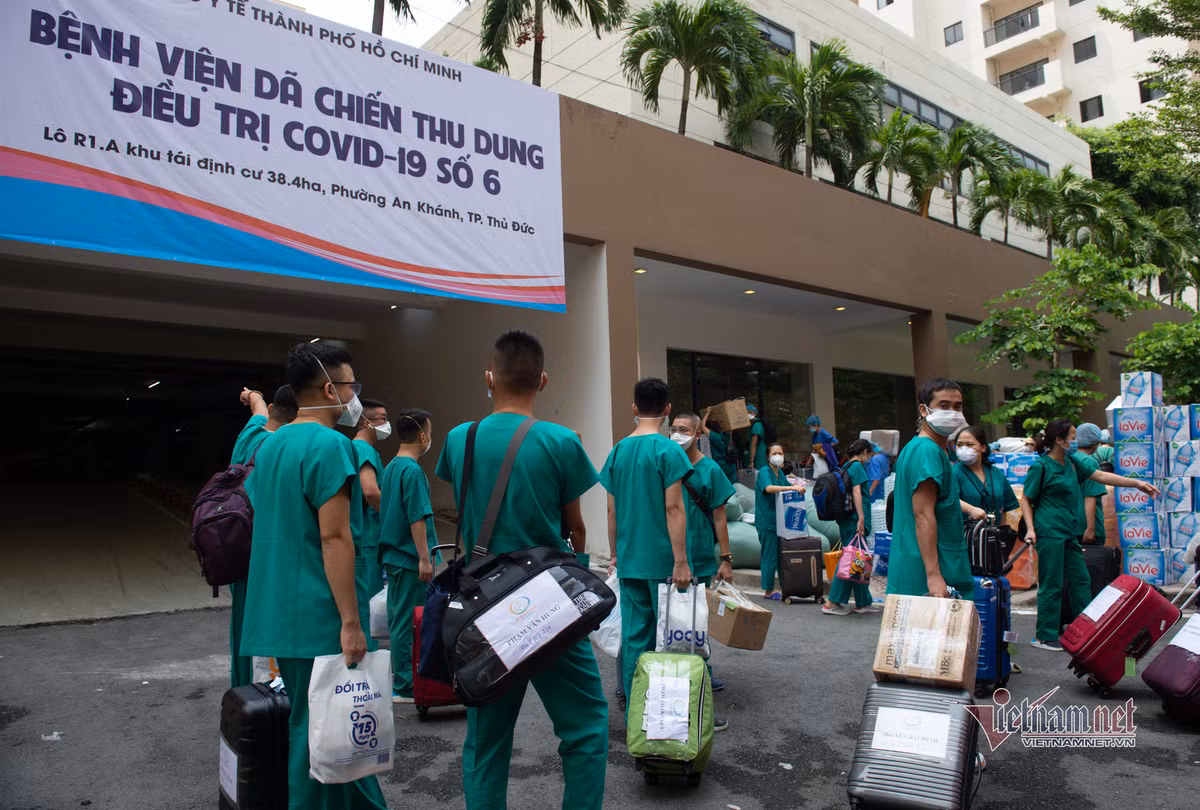 Trước đó, UBND TP.HCM thống nhất đưa 3 khu nhà tái định cư tại khu đô thị mới Thủ Thiêm với hơn 2.600 căn hộ làm bệnh viện dã chiến và khu cách ly tập trung. Chiều 14/7, hàng trăm y, bác sĩ ở Quảng Ninh chi viện cho bệnh viện dã chiến số 6 để chăm sóc cho bệnh nhân nơi đây.