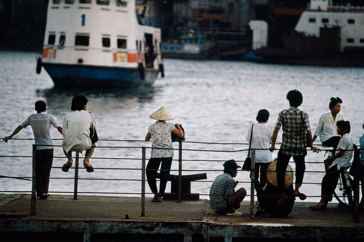 Trên bến Bạch Đằng, TP HCM những năm 1990. Ảnh: Catherine Karnow.