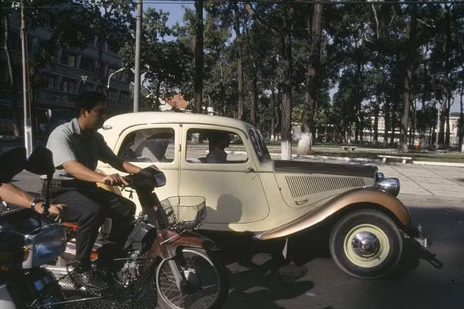 Chiếc xe Citroën Traction Avant, một loại xe của người giàu Sài Gòn xưa, được sơn lại với màu sáng, chạy trên đường Pasteur ở khu vực công viên 30/4.