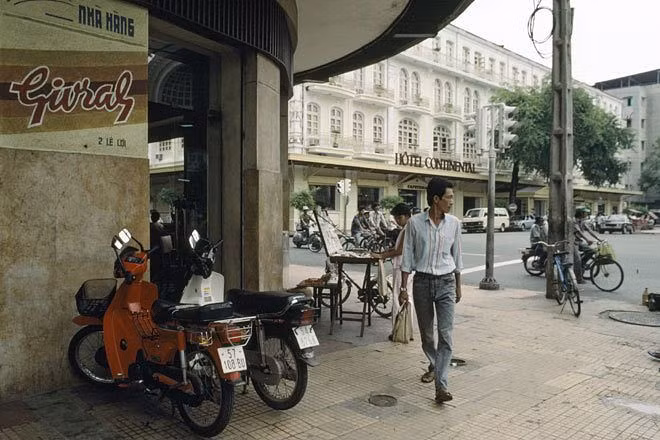 Quán cà phê Givral ở góc đường Đồng Khởi và Lê Lợi, là quán cà phê nổi tiếng Sài Gòn một thời.