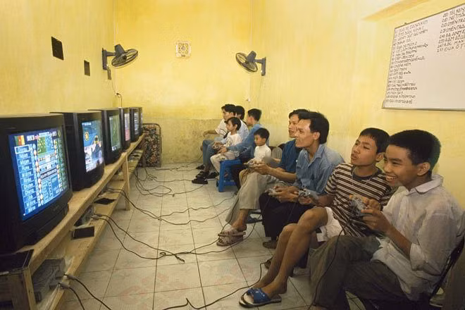 Các thanh thiếu niên trong một cửa hàng trò chơi điện tử.
