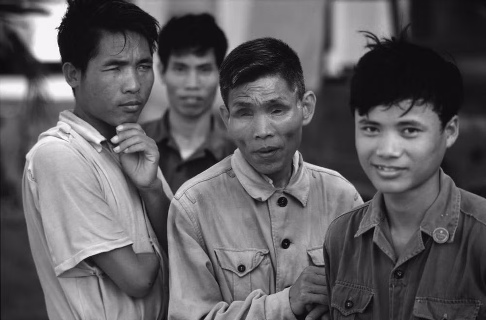 Một thương binh bị mất cả hai mắt níu tay một tân binh, người chăm sóc ông tại nhà tình nghĩa dành cho cựu chiến binh.