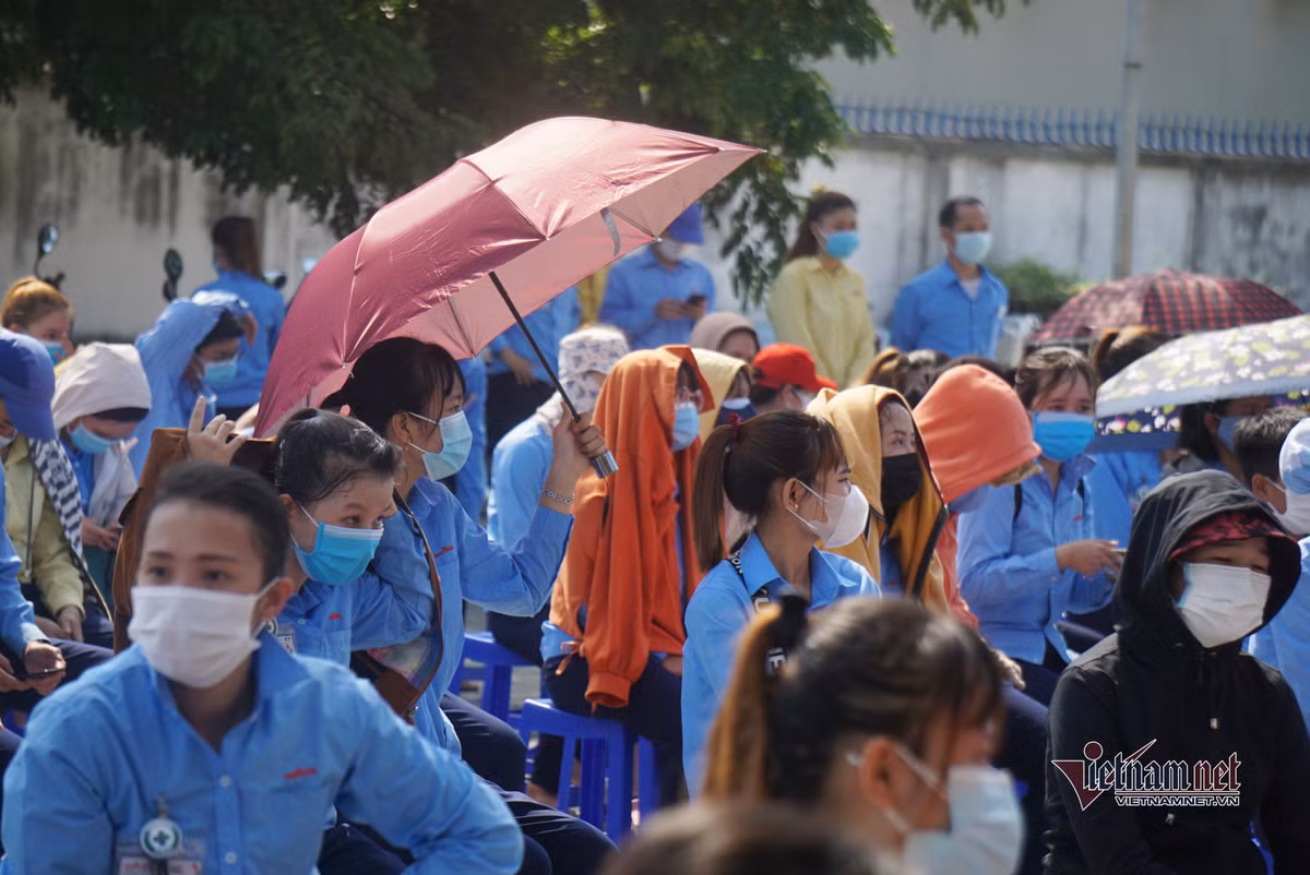 Tuy nhiên, trong buổi sáng 15/7, các công nhân được hướng dẫn xếp hàng chờ đến lượt lấy mẫu trong điều kiện thời tiết nắng nóng nên đã có công nhân bị ngất xỉu. (Nhiều người mang theo dù, dùng tạm tấm bìa giấy để che nắng)