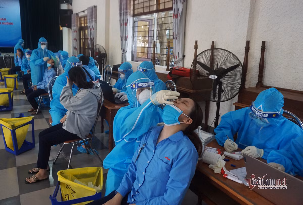 Sáng nay, ngành y tế đã lấy hơn 3.000 mẫu xét nghiệm. Trước đó, tối 14/7, sau khi Công ty TNHH Điện tử Việt Hoa ghi nhận ca dương tính nCoV, ngành y tế đã lấy hơn 1.500 mẫu xét nghiệm các công nhân có mặt