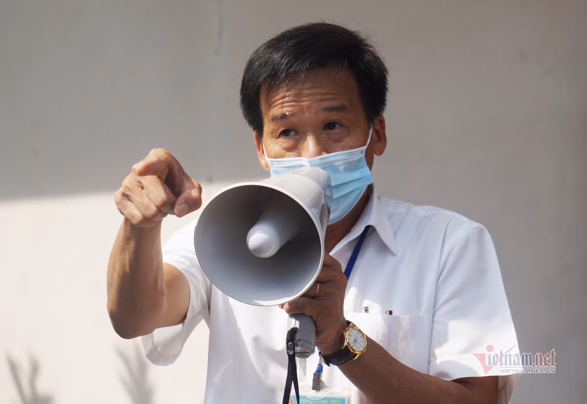 Lực lượng chức năng ướt đẫm mồ hôi, liên tục phát loa yêu cầu mọi người đứng giãn cách