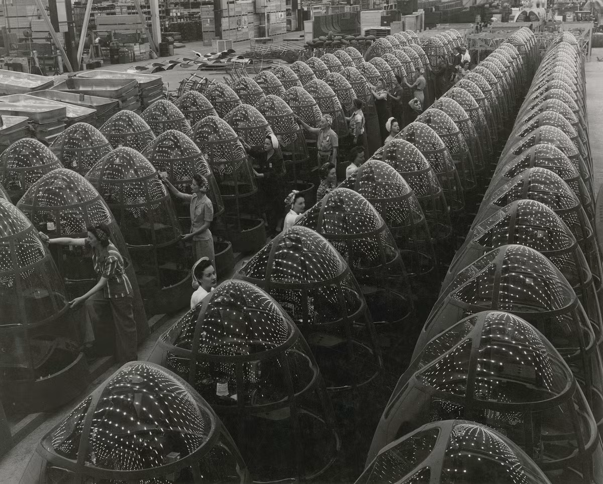 Các nữ công nhân đang gia công cụm mũi của máy bay ném bom tấn công Douglas “Havoc” A-20 tại một nhà máy sản xuất máy bay của Mỹ thời Thế chiến II. Nguồn ảnh: Douglas Aircraft Company, Inc.