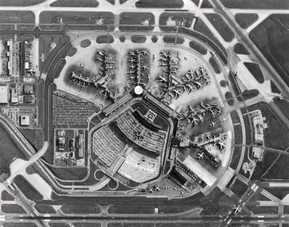 Sau khi chiến tranh kết thúc, vào năm 1949, giới chức thành phố Chicago đã đặt tên sân bay quốc tế O’Hare theo tên người phi công huyền thoại.