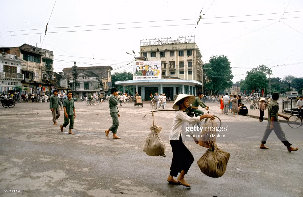 Khu vực ngã 5 bờ hồ Hoàn Kiếm, Hà Nội năm 1989. Tòa nhà giữa bức ảnh là nhà điều hành xe điện đối diện bến tàu điện Bờ hồ, nay là tòa nhà "Hàm Cá Mập". Ảnh: Francoise De Mulder / Getty Images.