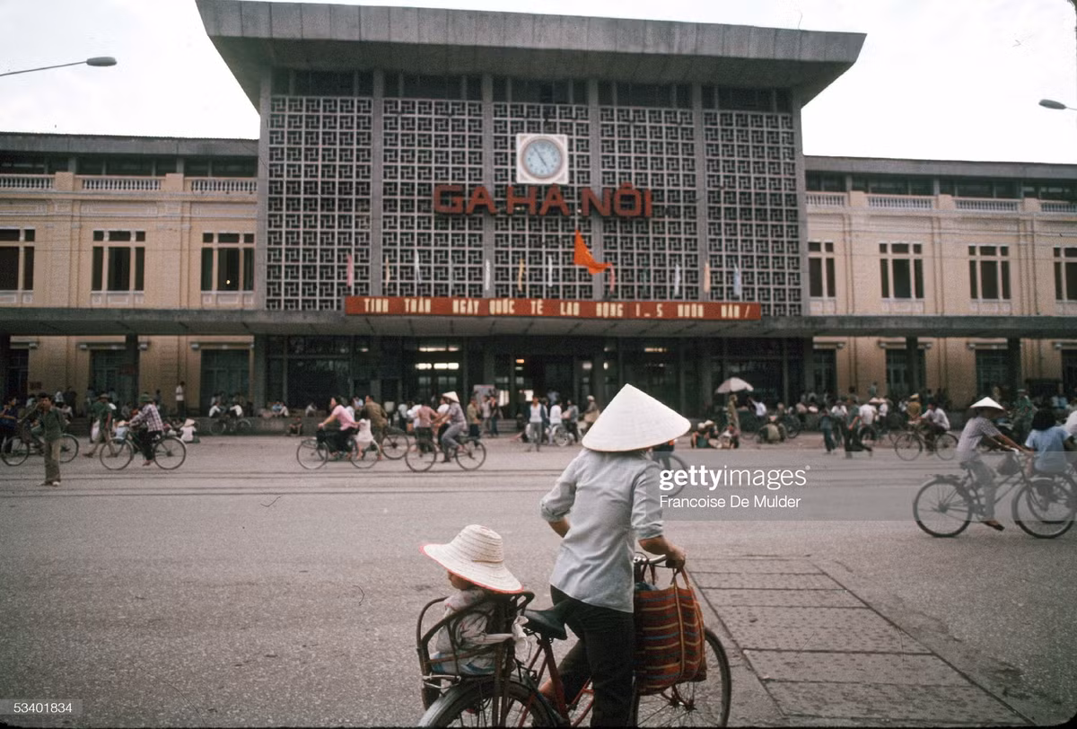 Bên ngoài ga Hà Nội.