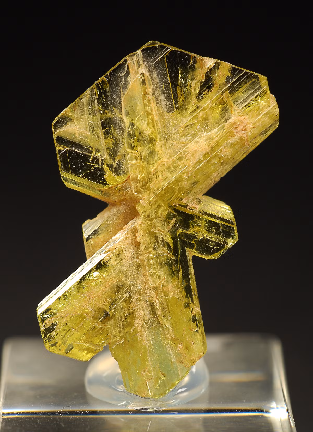 Chrysoberyl là ôxit beri nhôm. Đây là loại đá quý giá trị cao, có độ cứng vượt trội, màu nâu xanh, vàng hoặc nâu vàng.