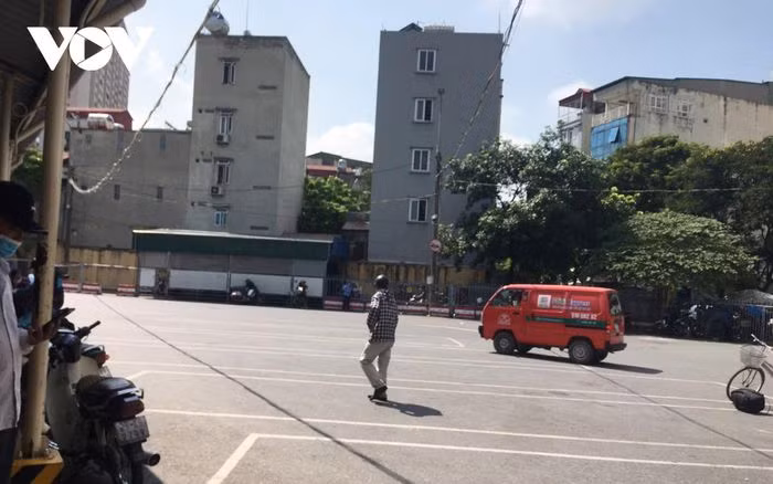 Bến xe Nước Ngầm cũng không nằm ngoài sự ảnh hưởng của tình trạng thưa xe, vắng khách này, bởi đây là bến xe tập trung chủ yếu là các tuyến xe miền Trung và Nam, cũng là các tỉnh đang là đỉnh dịch Covid-19.