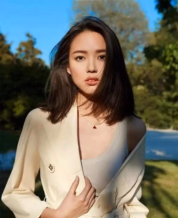 Được biết, Trương Tử Lâm sinh ra trong một gia đình có truyền thống quân đội. Ngay từ nhỏ, nàng hậu đã được đầu tư cho việc học hành và phát triển bản thân. Ngoài vẻ đài các của một tiểu thư, mỹ nhân họ Trương còn có học vấn “khủng” cả trong nghiên cứu kiến thức chuyên sâu lẫn thể dục thể thao.