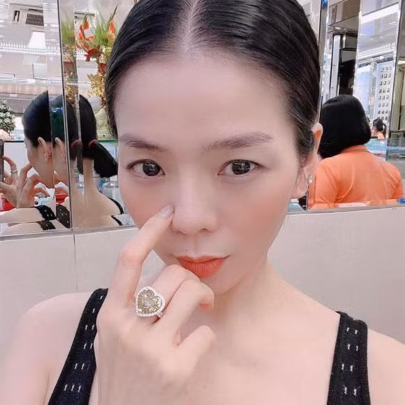 Vào ngày 1/2, cộng đồng mạng đã truyền tay nhau loạt ảnh của Lệ Quyên. Có thể thấy, nữ ca sĩ đã liên tục có cách tạo dáng khoe chiếc nhẫn kim cương size khủng ở tay. Có lẽ đây cũng chính là chiếc nhẫn được ca sĩ Lệ Quyên yêu thích khi luôn mang theo mọi lúc mọi nơi. Qua đó, nhiều người cũng phải xuýt xoa vì độ giàu có của nữ ca sĩ ở thời điểm hiện tại.