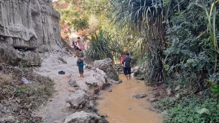 Nước suối có màu đỏ cam, một bên là những khối nhũ cát nhấp nhô, một bên là những hàng dừa, bụi dứa dại um tùm xanh mướt. Vì thế, người ta thường ví Suối Tiên tựa như một viên ngọc bích ngọt ngào. hai bên dòng suối có nhiều điểm chụp hình đẹp để du khách tha hồ tạo dáng.