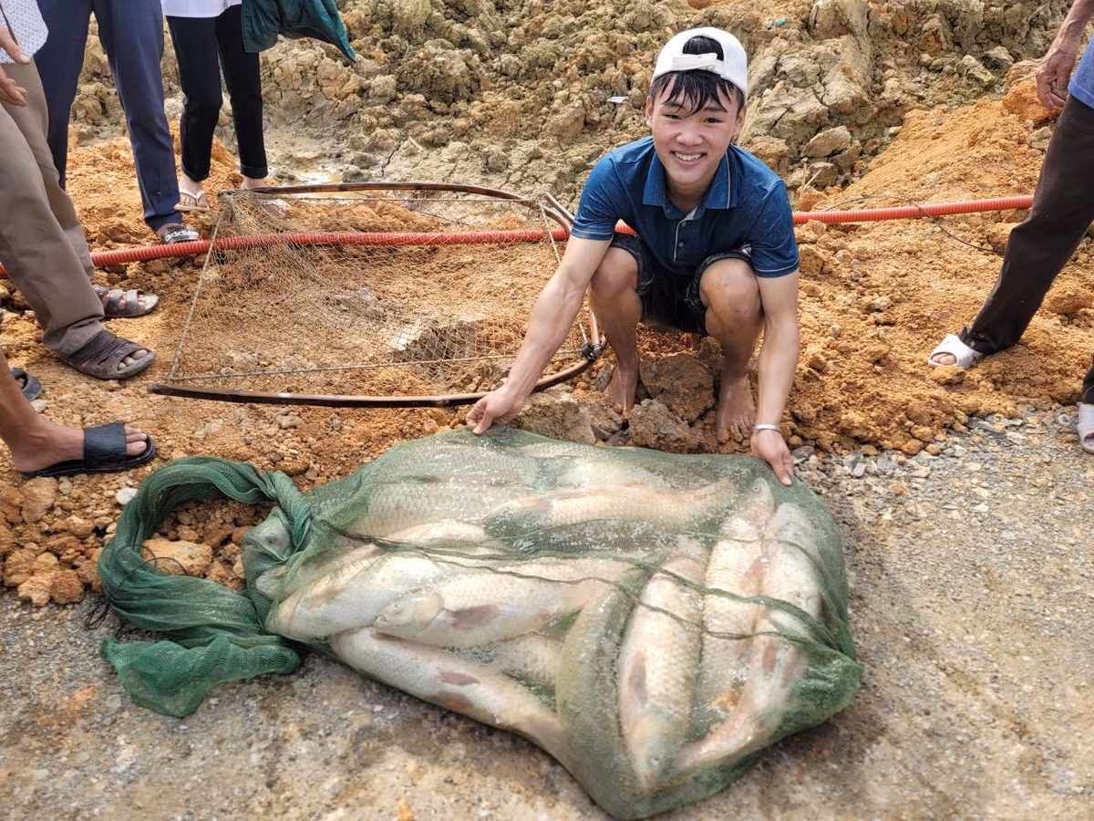 Đây là lượng cá mà thanh niên này bắt được trong buổi sáng diễn ra lễ hội.