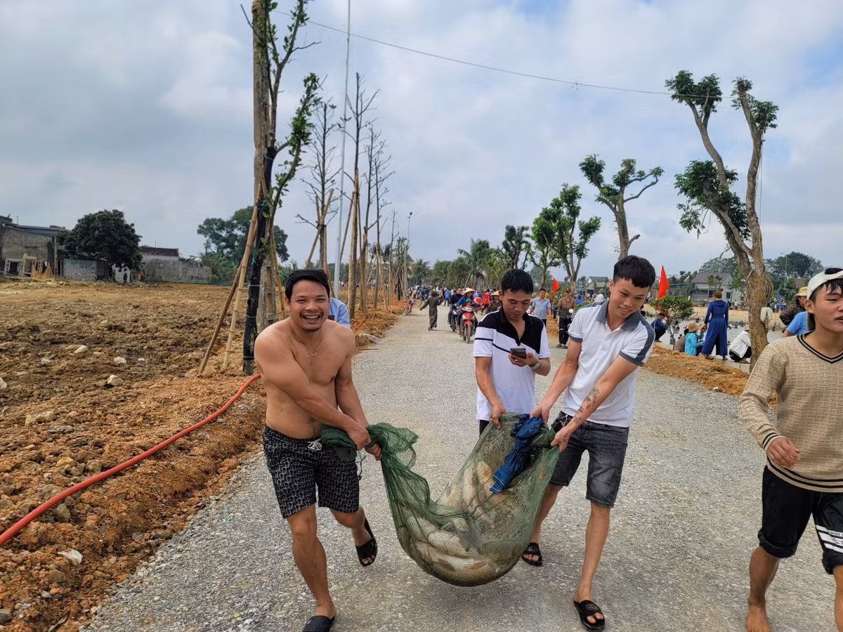 Cần 3 người để khiêng được số cá bắt được tại lễ hội về nhà. * Tiêu đề bài viết đã được biên tập lại