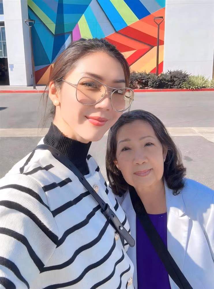 Ngọc Quyên rực rỡ áo dài đón Tết ở trời Tây - Hình 2 Ngoc Quyen ruc ro ao dai don Tet o troi Tay-Hinh-2
