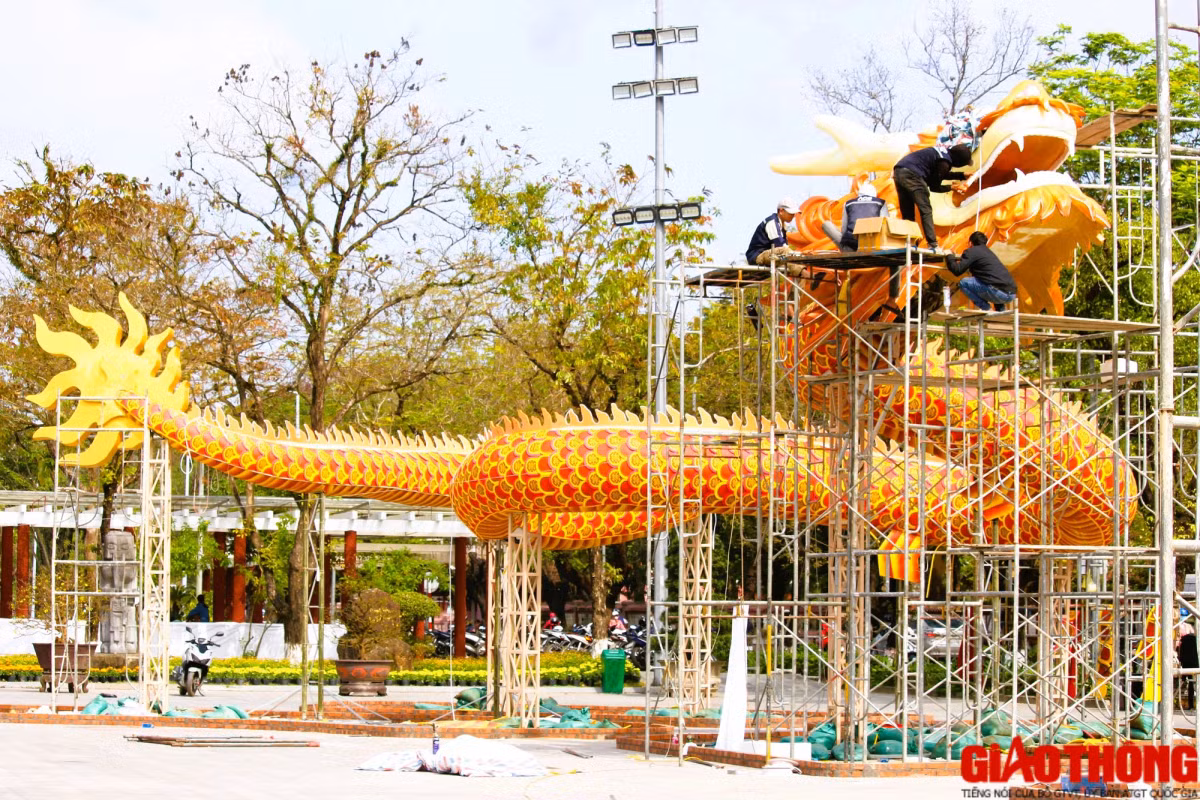 Mỗi linh vật rồng “khổng lồ” đang uốn lượn bay lên tại đây có chiều dài hơn 30m.