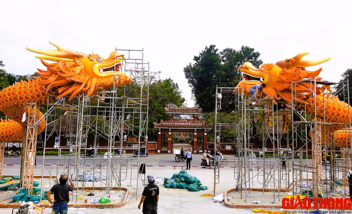 Phần đầu cặp linh vật vươn cao tỏ rõ khát vọng một TP Huế vươn lên phát triển trong năm con giáp Giáp Thìn.