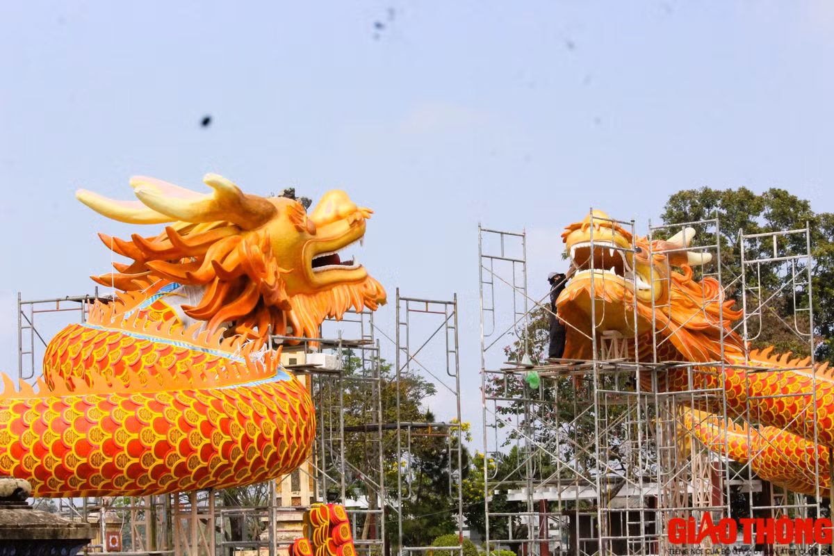 Trên thân rồng, hàng ngàn chiếc vảy rồng được lắp đặt đan chồng lên nhau được mô phỏng theo cách lợp ngói thanh lưu ly, loại ngói được sử dụng phổ biến cho các cung điện, lăng tẩm và đền chùa tại Cố đô Huế.