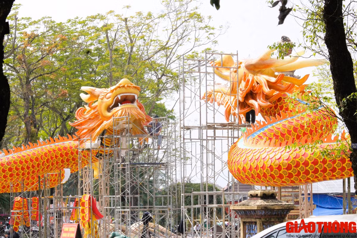Cặp linh vật “lưỡng long chầu nguyệt" dần hoàn thiện nhìn từ góc đường Lê Lợi.