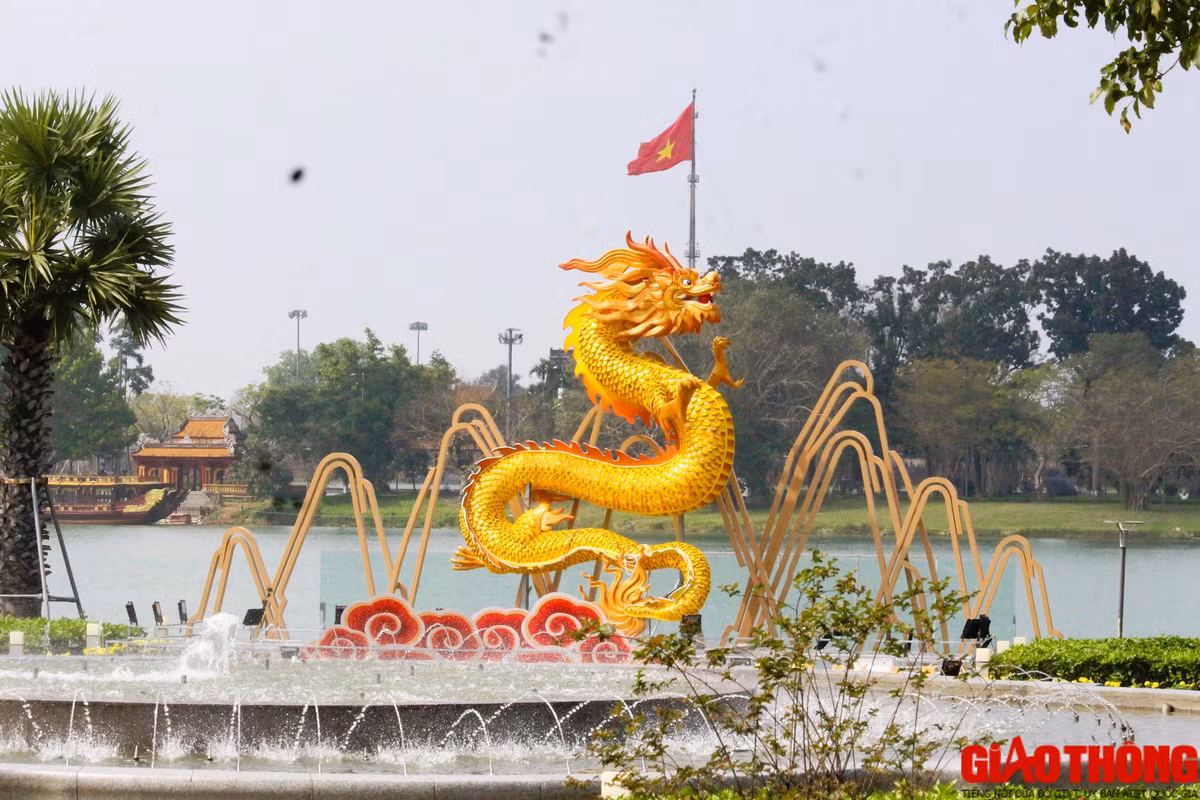 Linh vật rồng tại khu vực đài phun nước Công viên Lý Tự Trọng cao gần 5m, được tạo hình với dáng bay lên mang khí thế hiên ngang, ung dung tự tại giữa mây xanh, như một lời cầu chúc cho một năm mới tốt lành, phát triển. Tại đây còn bố trí hình tượng đàn cá chép vượt vũ môn, cùng các cây, hoa tượng trưng cho những đám mây, trăm hoa đua nở.
