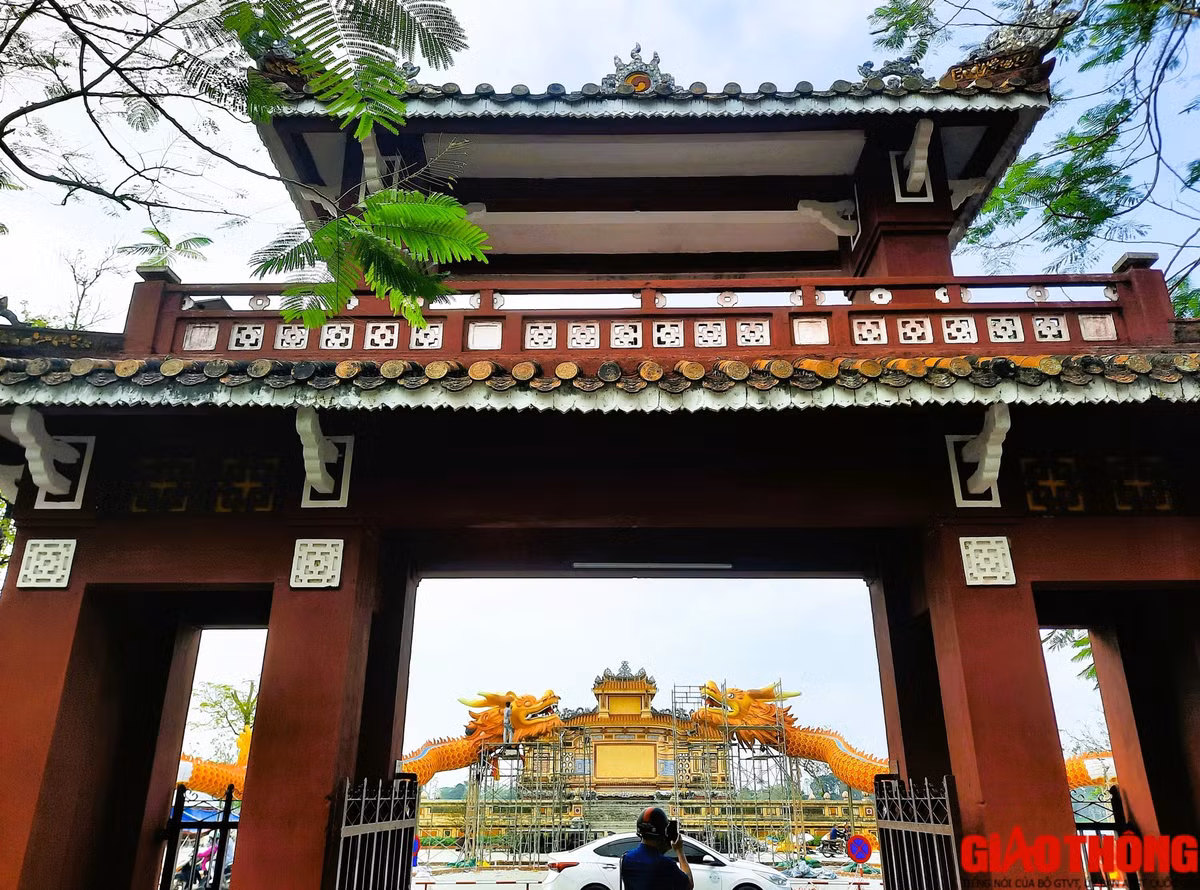 Cặp tượng linh vật rồng chào đón tết Giáp Thìn tại Huế được bố trí tại khu vực bia Quốc học bên tuyến đường Lê Lợi ở bờ nam sông Hương, đối diện cổng Trường THPT Chuyên Quốc học - Huế.
