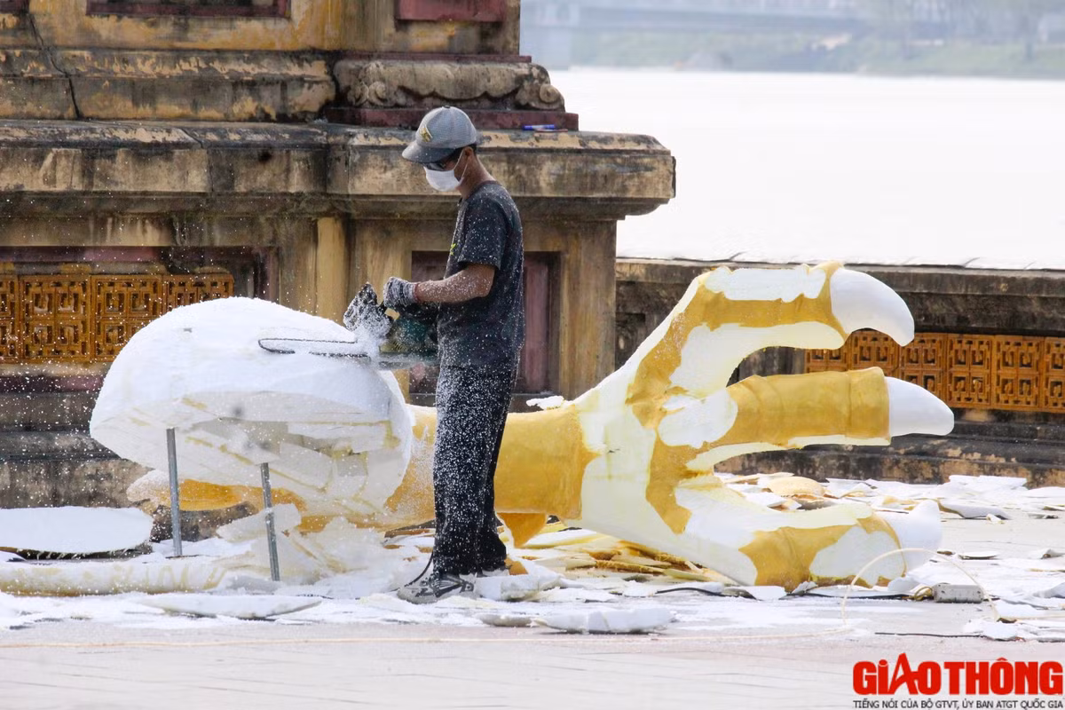Gia công móng rồng còn lại.