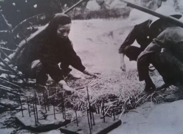 Du kích Việt Nam huấn luyện đặt bẫy.