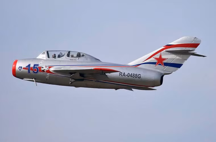 MiG-15UTI cất cánh từ sân bay Severka lên bầu trời Moscow. MiG-15 được trang bị 2 pháo 23mm NR-23 (với 160 viên đạn) và một pháo 37mm N-37 (với 40 viên đạn).