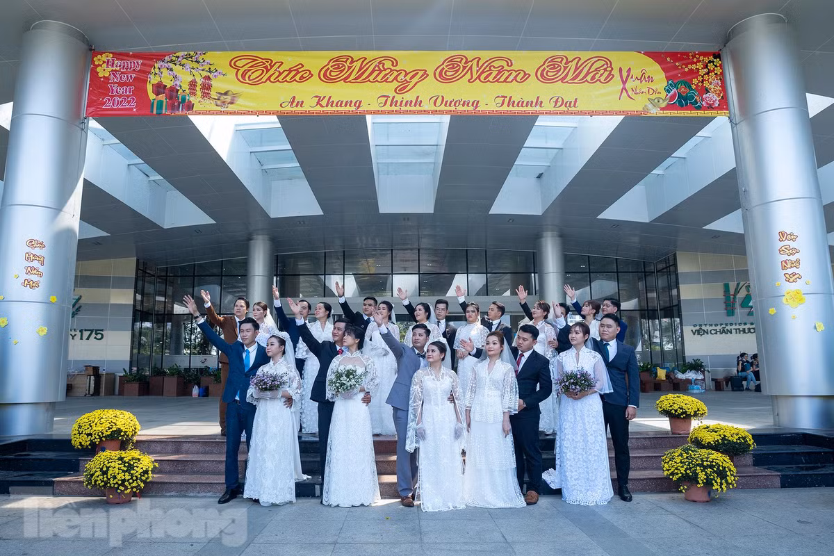 Theo đại tá Trần Quốc Việt, Bí thư Đảng ủy, Phó giám đốc Bệnh viện Quân y 175, trong suốt 2 năm vừa qua cùng với các lực lượng tuyến đầu trên cả nước, các y, bác sĩ Bệnh viện Quân y 175 đã dành toàn bộ sức lực, tâm trí để chiến đấu chống lại dịch COVID-19. Họ đã làm việc một cách tận tụy, hy sinh thầm lặng, tạm gác lại mọi việc riêng tư, quên đi hạnh phúc của riêng mình. “Đời người, mỗi chúng ta ít nhất một lần được làm đám cưới, nhưng trong suốt 2 năm vừa qua các bạn trong ngành y phải tham gia vào tuyến đầu chống dịch COVID- 19, phải dấn thân, bảo vệ cho đồng bào chúng ta. Chúng tôi chỉ nghĩ, các em thiệt thòi thì mình có trách nhiệm làm gì đó bù đắp lại để các em, vì các em thật sự xứng đáng để nhận được hạnh phúc”, đại tá Việt chia sẻ.