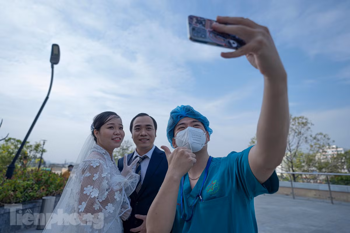 Vừa xuống ca, cán bộ này chạy ngay ra chụp ảnh lưu niệm cùng đồng nghiệp.
