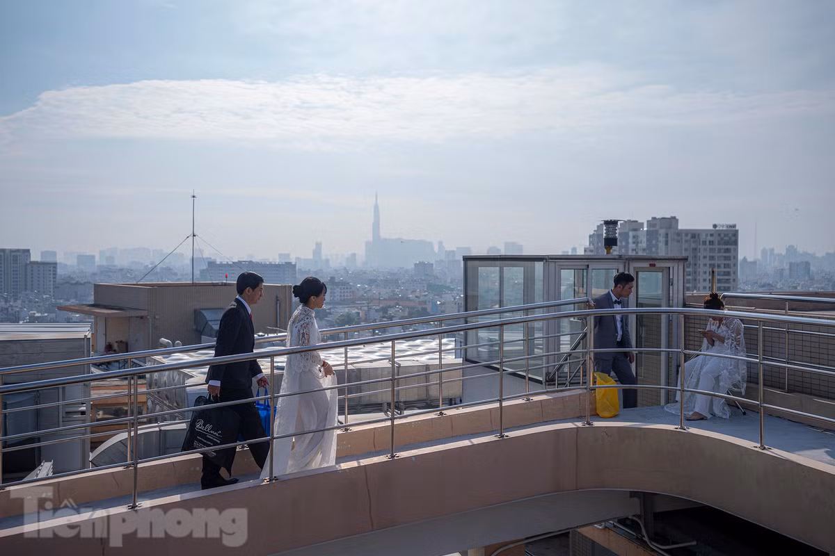Các cặp đôi háo hức nắm tay nhau hướng về phía sân đỗ trực thăng của bệnh viện, bối cảnh đầu tiên của buổi chụp ảnh.