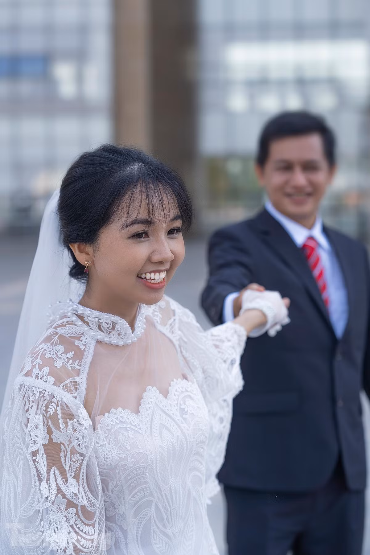 “Tham gia lễ cưới tập thể thực sự với riêng hai vợ chồng rất ý nghĩa khi có thêm sự ủng hộ của ba mẹ. Ngày xưa, ba mẹ trong chiến khu cũng làm lễ cưới tập thể. Mẹ tôi nói với hai đứa cố gắng vui xuân mới nhưng không quên nhiệm vụ. Có những lúc xuống tinh thần lắm vì ngày nào cũng ở trong phòng kín. Nhờ có ông xã, động viên và trò chuyện liên tục. Anh hay tìm những câu chuyện vui kể tôi nghe hay cùng bàn luận về một bộ phim hài qua điện thoại nên cũng giúp mình có thêm động lực”, chị Như bộc bạch.