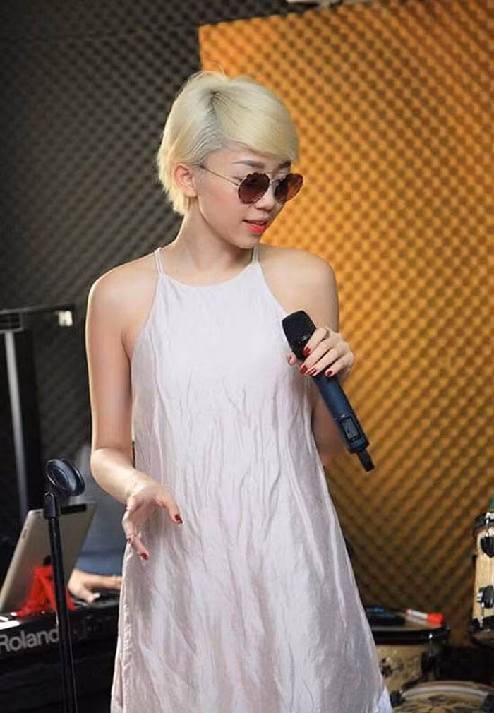 Dàn mỹ nhân Châu Á mặc đồ lụa tưởng sang chảnh nào ngờ mất điểm vì chi tiết này - Hình 7 Dan my nhan Chau A mac do lua tuong sang chanh nao ngo mat diem vi chi tiet nay-Hinh-7