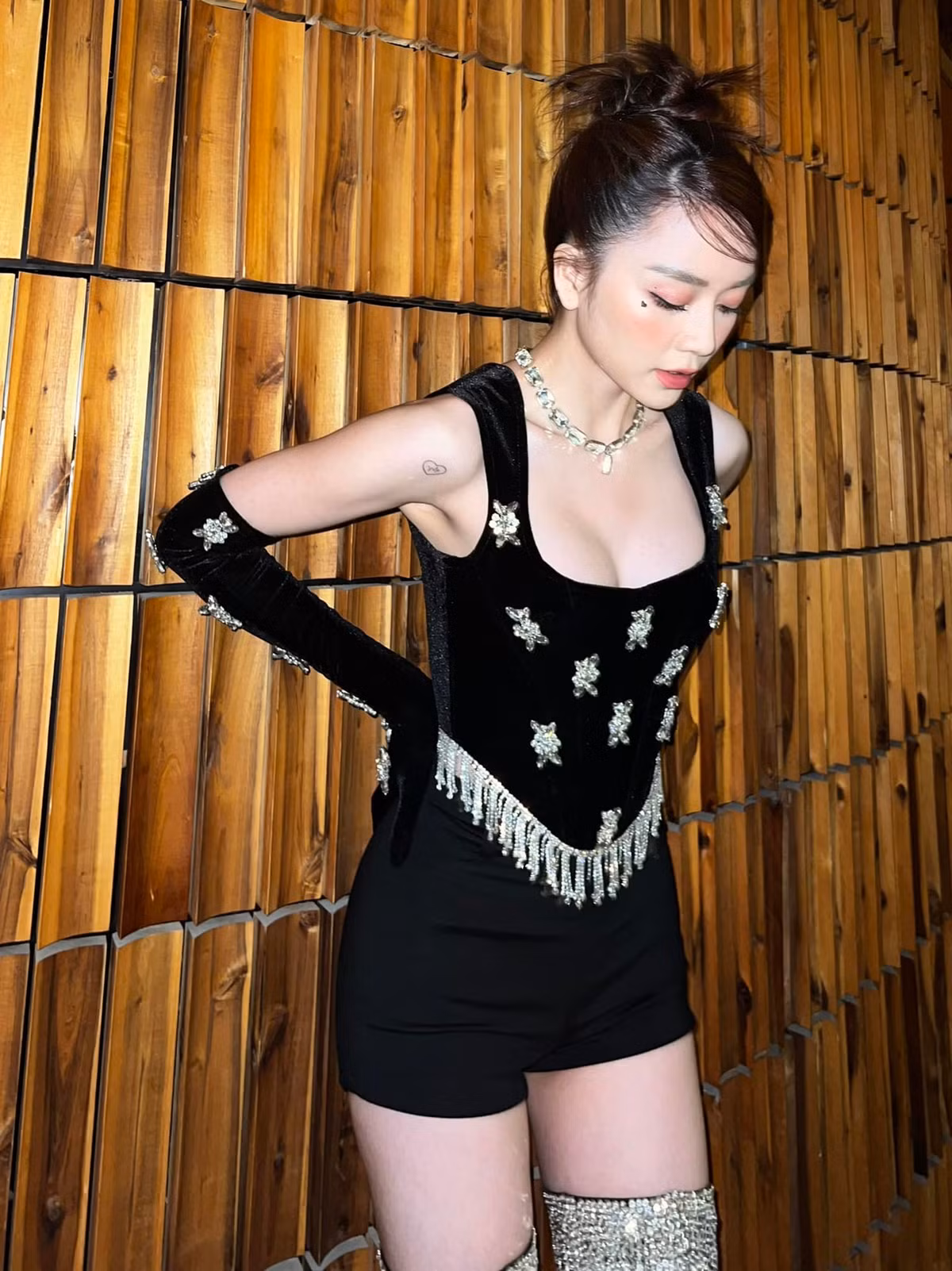 Duong cong sexy cua ca si Thieu Bao Trang-Hinh-13