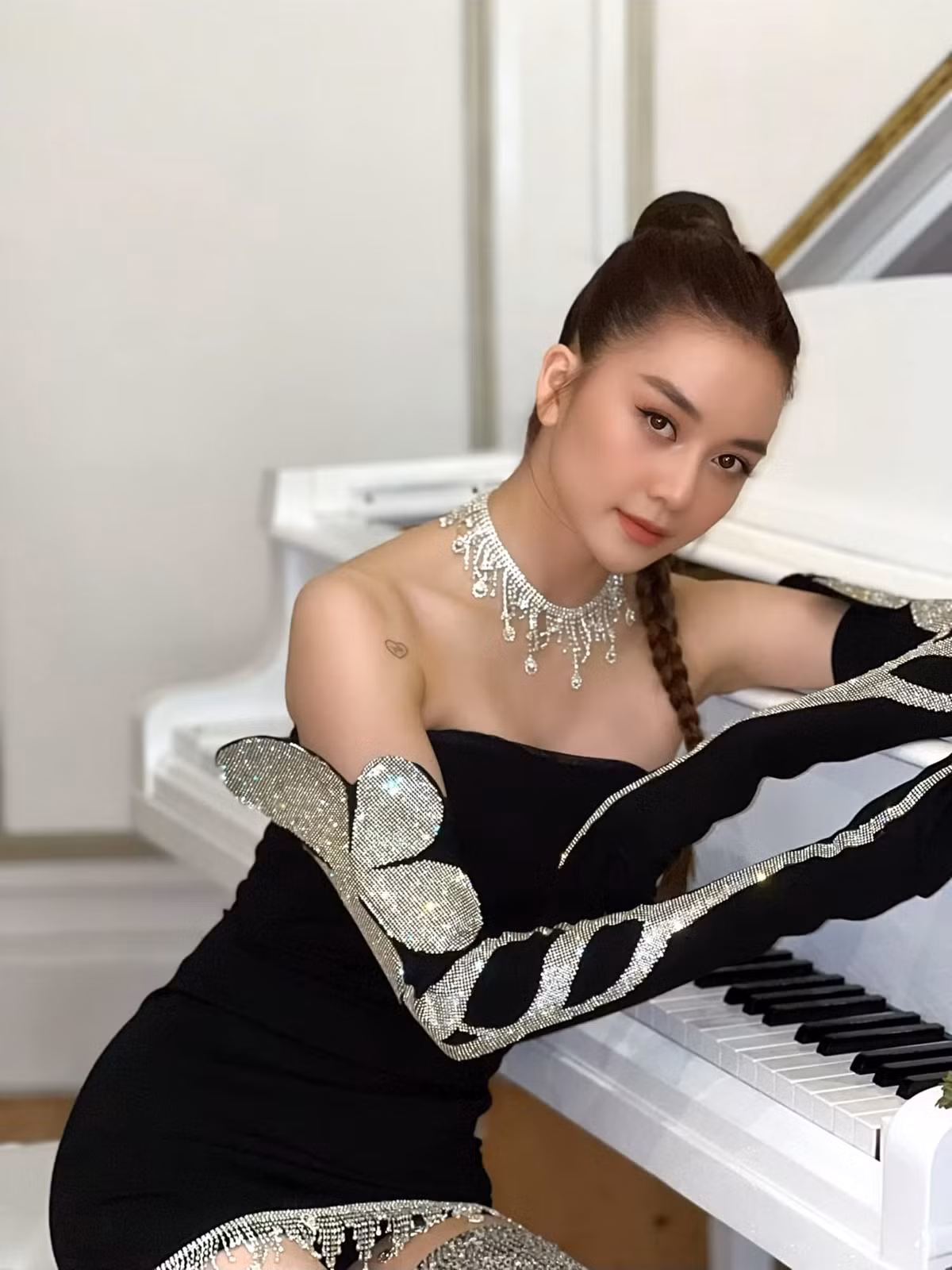 Duong cong sexy cua ca si Thieu Bao Trang-Hinh-18