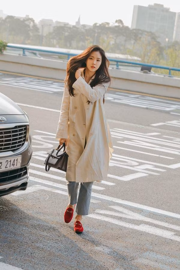 Hoc sao Han dien trench coat dat diem 10 sanh dieu vao nhung ngay dau Xuan