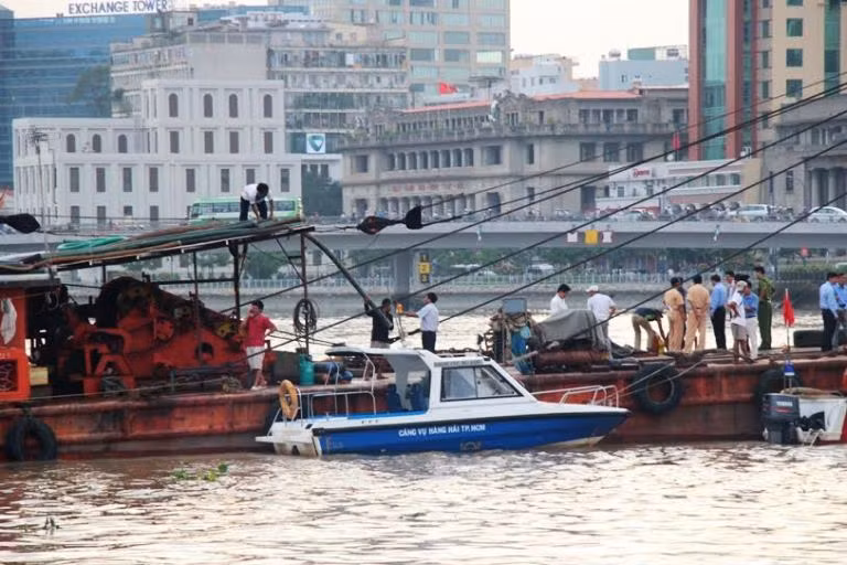 Sự cố xảy ra vào trưa cùng ngày khi chiếc sà lan chở gần 100 tấn bùn bị chìm trên sông Sài Gòn ngay tại vị trí các đốt hầm dìm bên dưới.